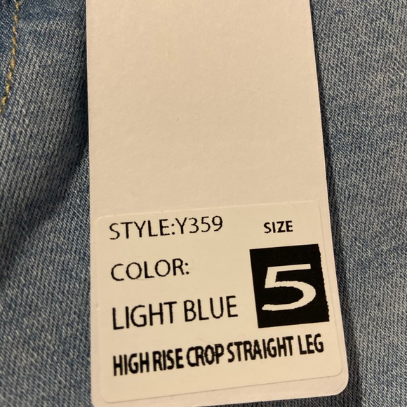 FASHION NOVA CUT OFF JEANS - Picture 4 of 4